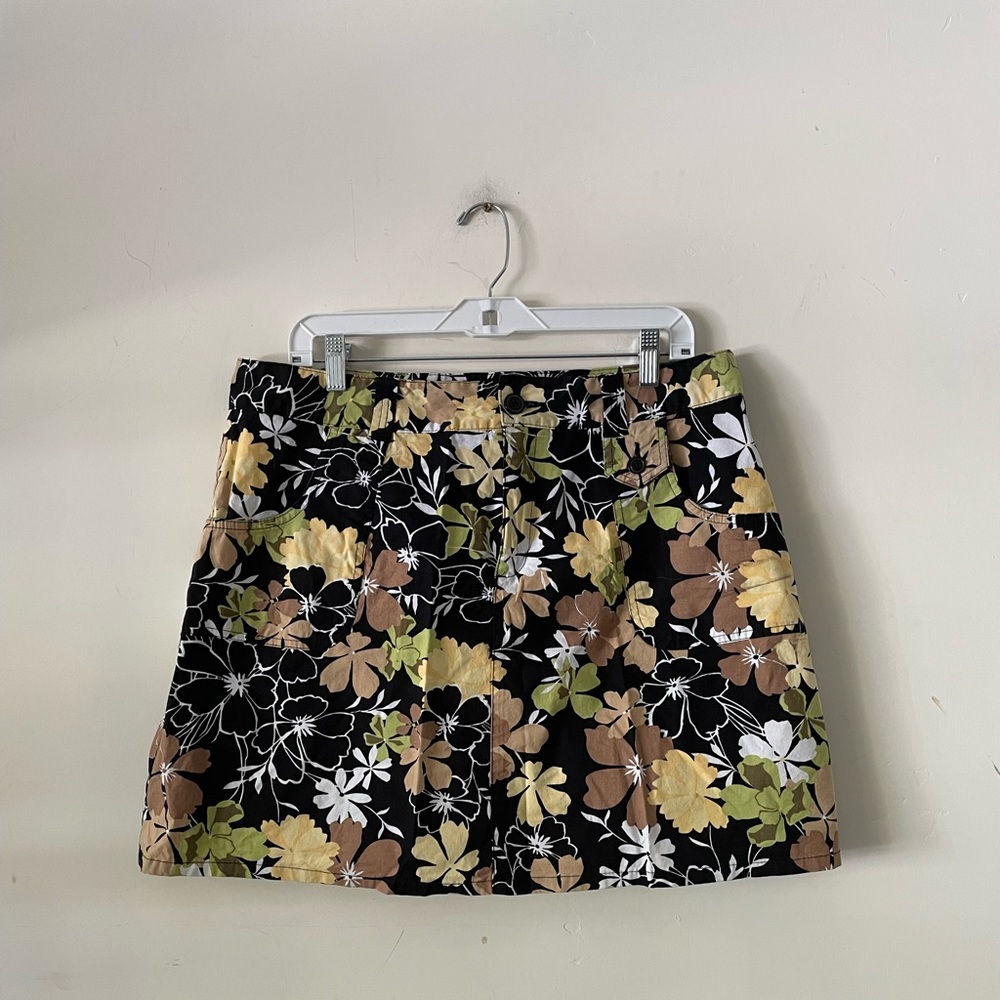 Stretch WHITE STAG skirt shorts. Size 14
